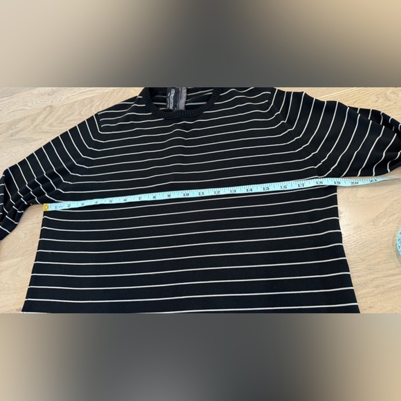 Givenchy women’s vintage lightweight striped black white sweater - Picture 4 of 8